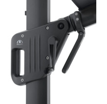 Detailaufnahme eines Sonnenschirms mit Kurbelmechanismus und Doppler Logo