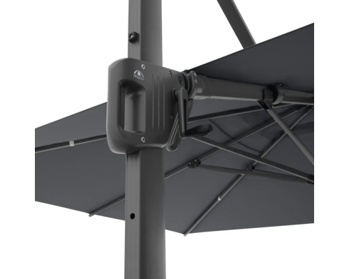 Detailansicht eines Sonnenschirms mit Kurbelmechanismus.