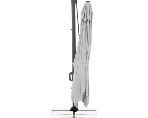 Zusammengebundener, grauer Sonnenschirm mit Ständer