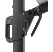 Detailaufnahme eines Sonnenschirms mit Kurbelmechanismus und Doppler Logo.