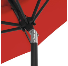 Detailansicht eines Sonnenschirms mit rotem Schirm, schwarzem Gestell und silberfarbenem Mechanismus