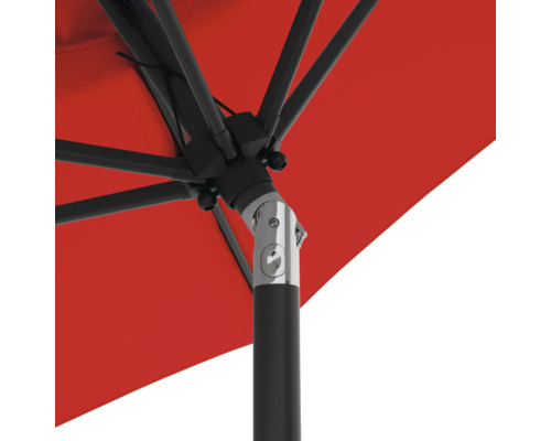 Detailansicht eines Sonnenschirms mit rotem Schirm, schwarzem Gestell und silberfarbenem Mechanismus