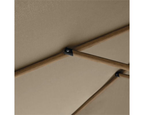 Detailansicht eines Pavillons mit Holzrahmen und Stoffdach