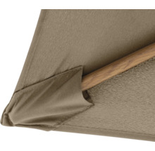 Detailansicht eines Sonnenschirms mit Holzstiel