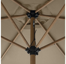 Detailansicht eines Sonnenschirms mit Holzgestell und Textilbespannung.