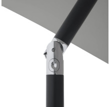 Detailaufnahme eines Sonnenschirms mit schwarzem Mast und silberfarbenem Gelenk