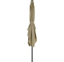 Geschlossener Sonnenschirm mit Stoffhülle