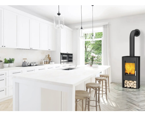 Heller Küchenraum mit Kochinsel, Hocker und Kaminofen.
