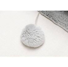 Grauer Plüschball an einem Katzenspielzeug