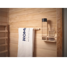 Handtuch mit Logo, Wasserflasche und Glas im Saunabereich