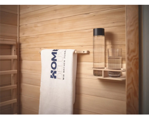 Handtuch mit Logo, Wasserflasche und Glas im Saunabereich