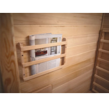 Zeitschriftenhalter aus Holz mit Zeitschrift an einer Holzwand