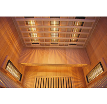 Innenansicht einer Sauna mit Holzverkleidung und Infrarotstrahlern an der Decke