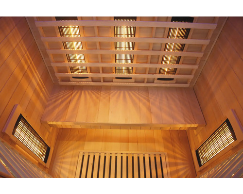 Innenansicht einer Sauna mit Holzverkleidung und Infrarotstrahlern an der Decke
