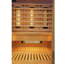 Innenansicht einer Infrarotsauna mit Holzverkleidung und Heizpaneelen