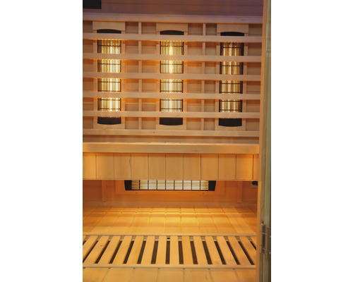 Innenansicht einer Infrarotsauna mit Holzverkleidung und Heizpaneelen