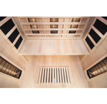 Innenraum einer Sauna mit Holzwänden und Infrarotstrahlern
