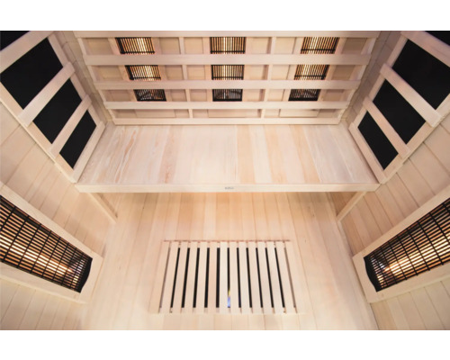 Innenraum einer Sauna mit Holzwänden und Infrarotstrahlern