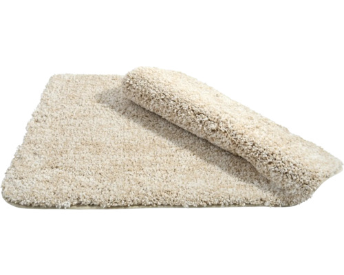 Beige Badematte, teilweise aufgerollt