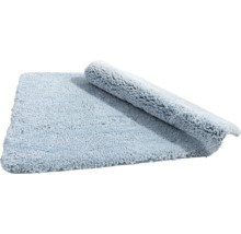 Badezimmerteppich aus Textil, teilweise aufgerollt