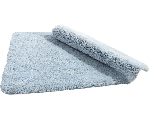 Badezimmerteppich aus Textil, teilweise aufgerollt
