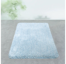 Hellblaue Badematte auf Fliesenboden