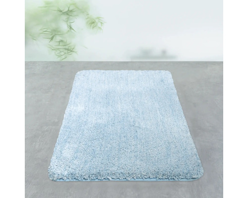 Hellblaue Badematte auf Fliesenboden