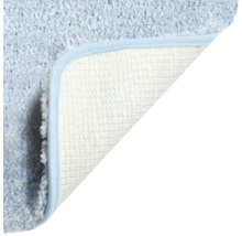 Detailansicht einer Badematte mit Textiloberfläche und rutschfester Rückseite