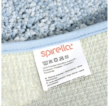 Etikett eines Badteppichs mit Pflegehinweisen und Materialangaben: 100 Prozent Polyester Microfaser Supersoft, waschbar bei 40 Grad, schonend waschen, kein Weichspüler, Spirella Logo
