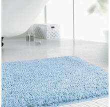 Hellblaue Badematte im Badezimmer