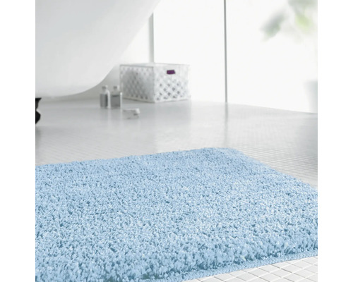 Hellblaue Badematte im Badezimmer