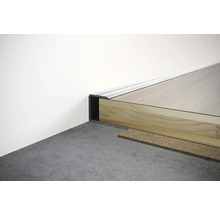 Detailansicht einer Treppenkante mit Laminat, Dämmung und Übergangsprofil