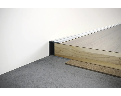 Detailansicht einer Treppenkante mit Laminat, Dämmung und Übergangsprofil