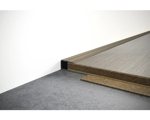 Installierte Übergangsschiene zwischen zwei Bodenbelägen