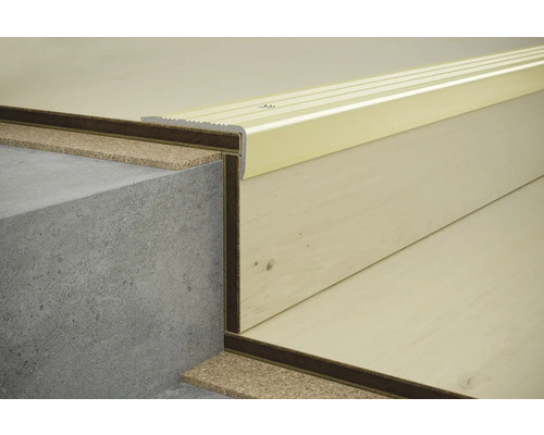 Detailaufnahme einer Treppe mit Stufenprofil und Trittschalldämmung.