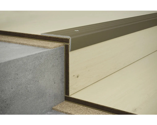 Treppenkante mit Übergangsprofil für Bodenbeläge wie Laminat