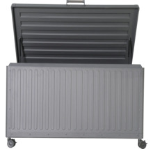Geöffnete graue Gerätebox mit Rädern