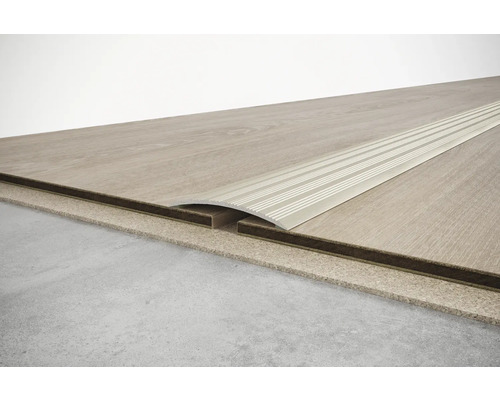 Installiertes Übergangsprofil für Bodenbeläge.