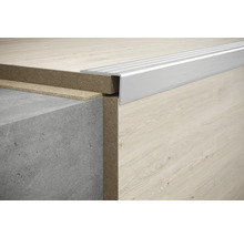 Treppenkantenprofil aus Aluminium auf Treppenstufe