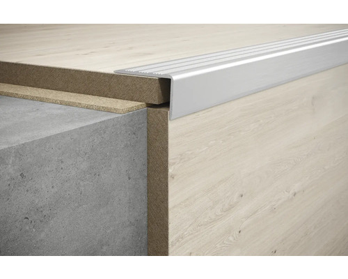 Treppenkantenprofil aus Aluminium auf Treppenstufe