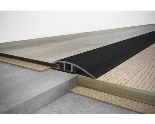 Profilleiste zur Abdeckung des Übergangs zwischen zwei Bodenbelägen unterschiedlicher Höhe