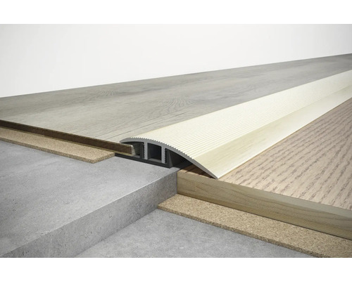 Bodenübergangsprofil zwischen zwei verschiedenen Bodenbelägen.