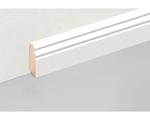 Weiß lackierte Holzfußleiste an Wand und Boden