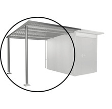 Metallcarport mit Säulen und Dach neben einem Gartenhaus