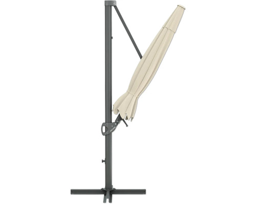 Geschlossener, beiger Sonnenschirm mit grauem Ständer