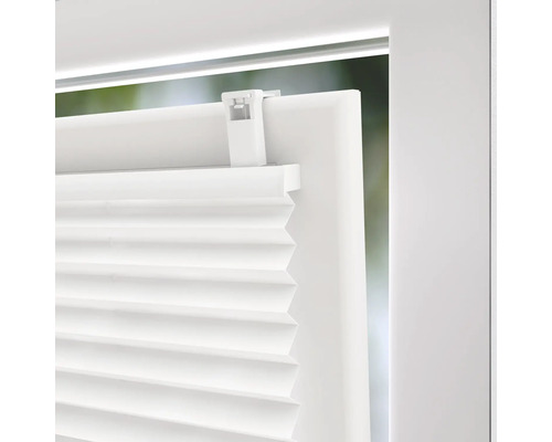 Detailansicht einer weißen Plisseejalousie am Fenster