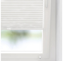 Weißes Plissee am Fenster zur Lichtregulierung