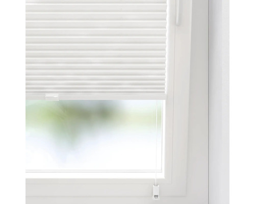 Weißes Plissee am Fenster zur Lichtregulierung