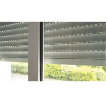 Geschlossener Rollladen am Fenster zur Verdunkelung und zum Schutz der Privatsphäre.