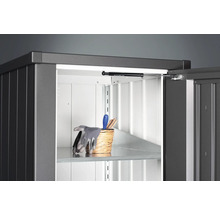 Geöffneter Geräteschrank mit Regalboden und Gartengeräten